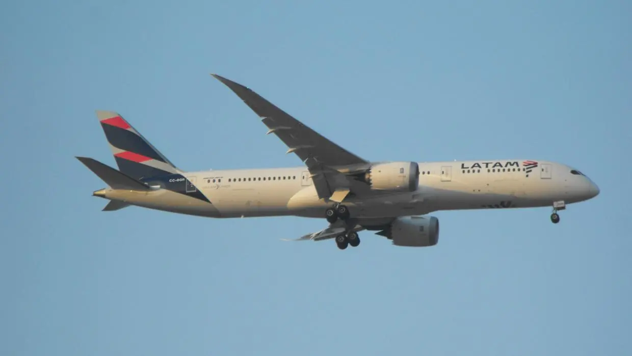 Avião da Latam no céu