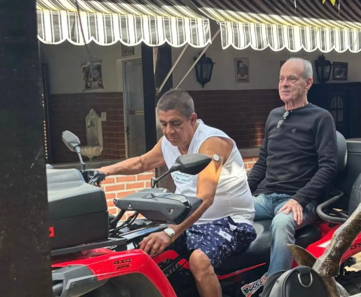 Imagem da notícia: Ney Matogrosso e Zeca Pagodinho andam de quadriciclo em Xerém, no Rio de Janeiro; veja