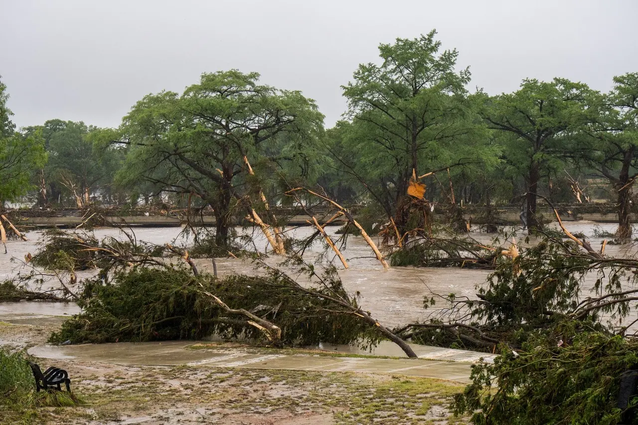 Imagem da notícia Enchentes no Texas deixam ao menos 27 mortos e 25 meninas estão desaparecidas