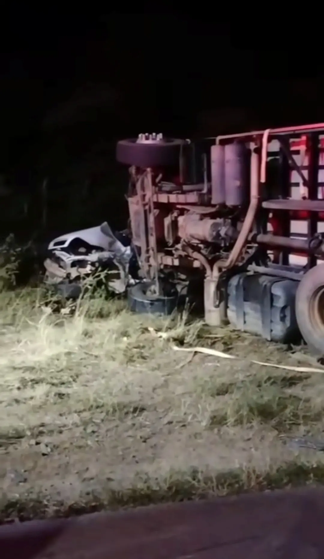 Imagem da notícia: Acidente entre carro e caminhão mata 6 pessoas da mesma família, no Interior do Ceará