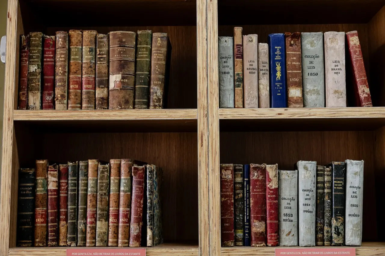 Imagem da notícia: Saiba como funciona o setor da Biblioteca do Ceará que abriga mais de 10 mil obras raras