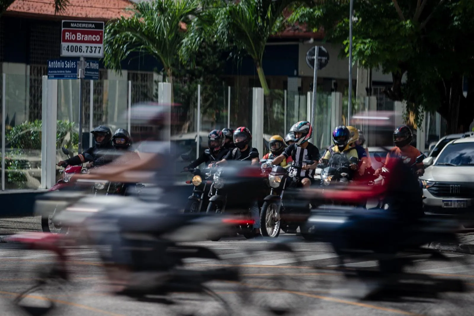 Motocicletas e outros automóveis devem estar com placas totalmente legíveis