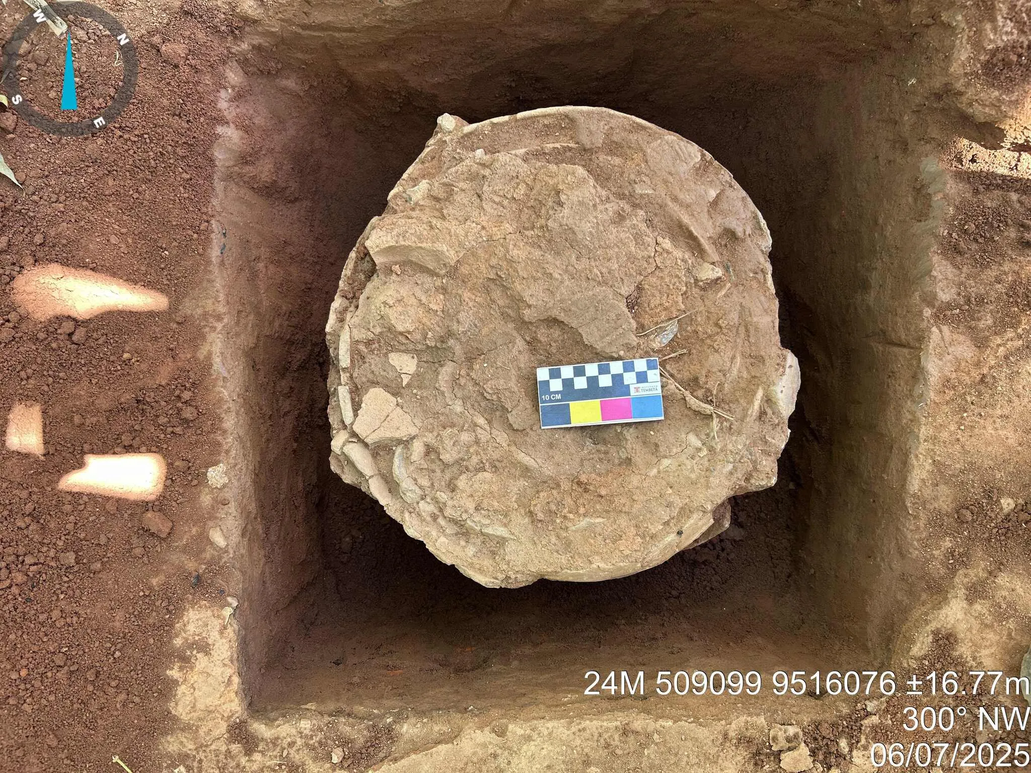 Urna funerária íntegra foi encontrada pelos pesquisadores no último sábado (5)