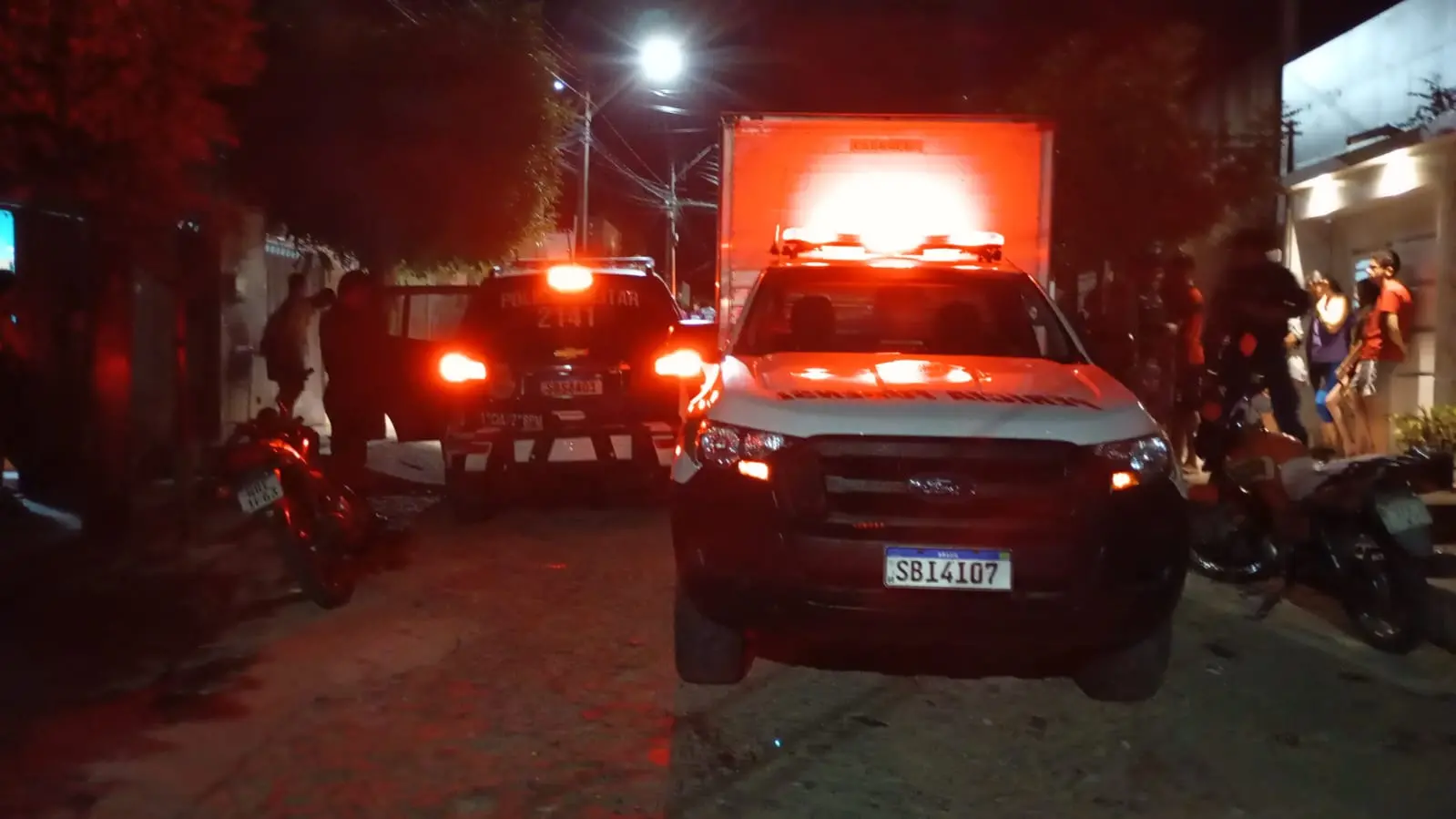 Viaturas policiais no local do crime