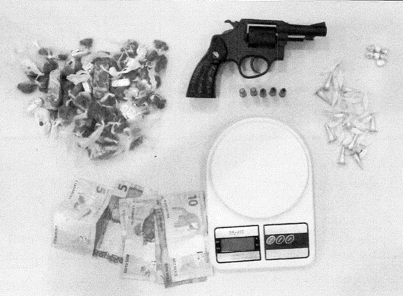 A dupla foi autuada em flagrante por tráfico de drogas