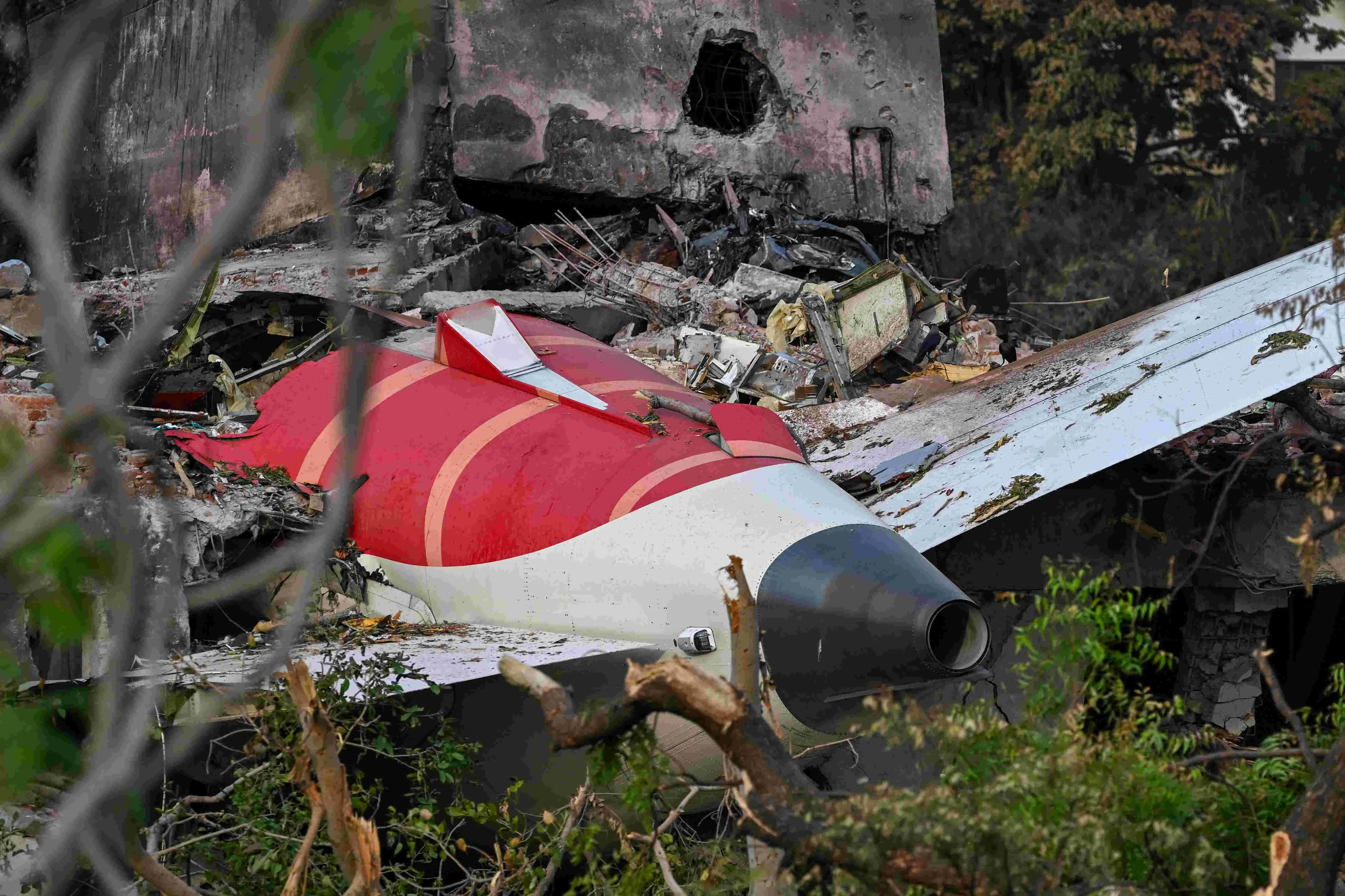 Imagem da notícia Investigação sobre queda do avião da Air Índia está focada no controle de combustível, diz portal