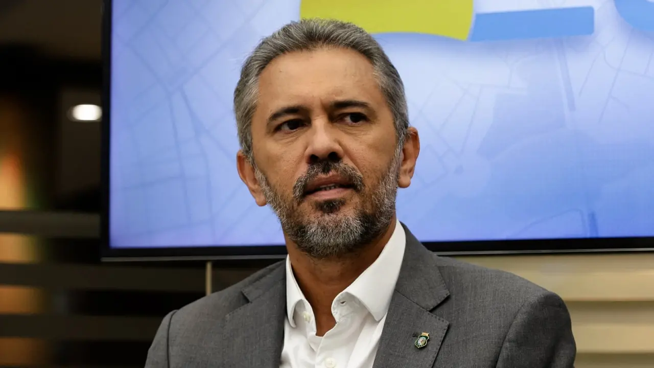 Imagem da notícia: Elmano diz que regulamentação da concessão de energia é 'frouxa' e cobra cronograma da Enel