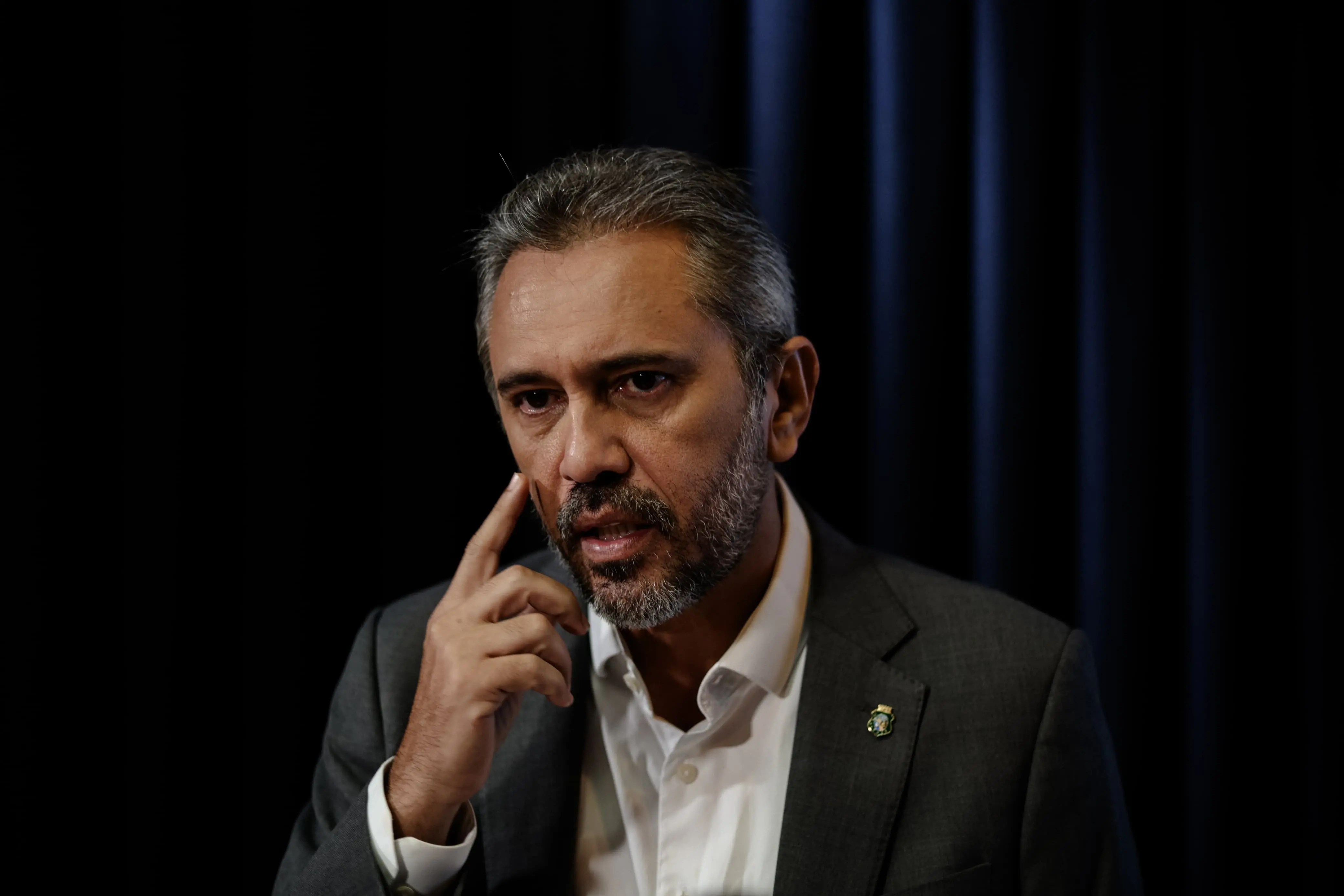 Imagem da notícia: 'Não devemos inocentar nem absolver', diz Elmano sobre investigação de Júnior Mano