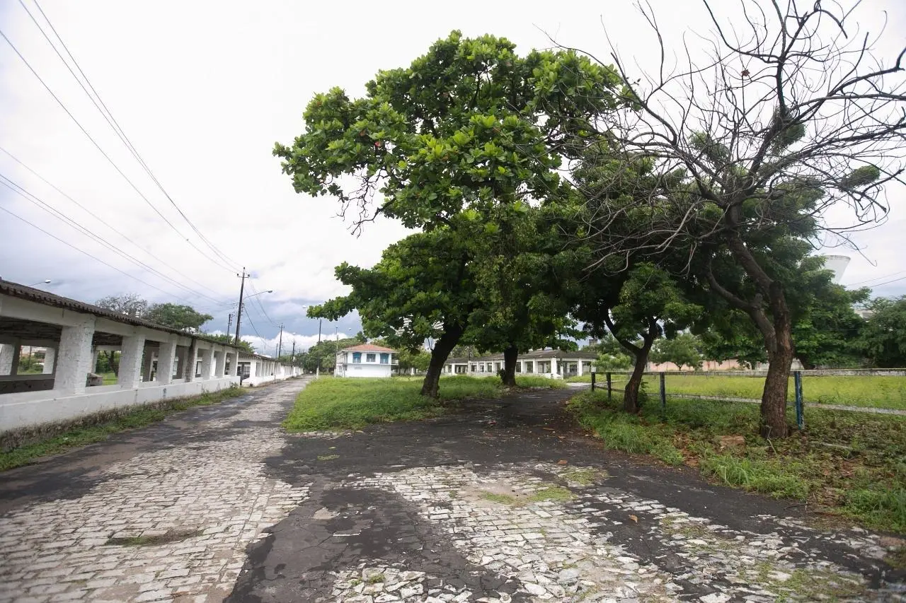 Foto que contém área interna do Parque de Exposições Governador César Cals