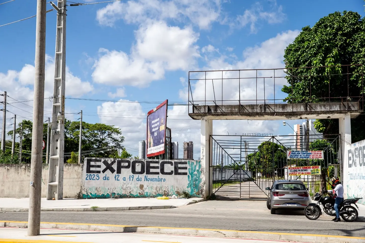 Foto que contém a entrada da Expoece na avenida Sargento Hermínio