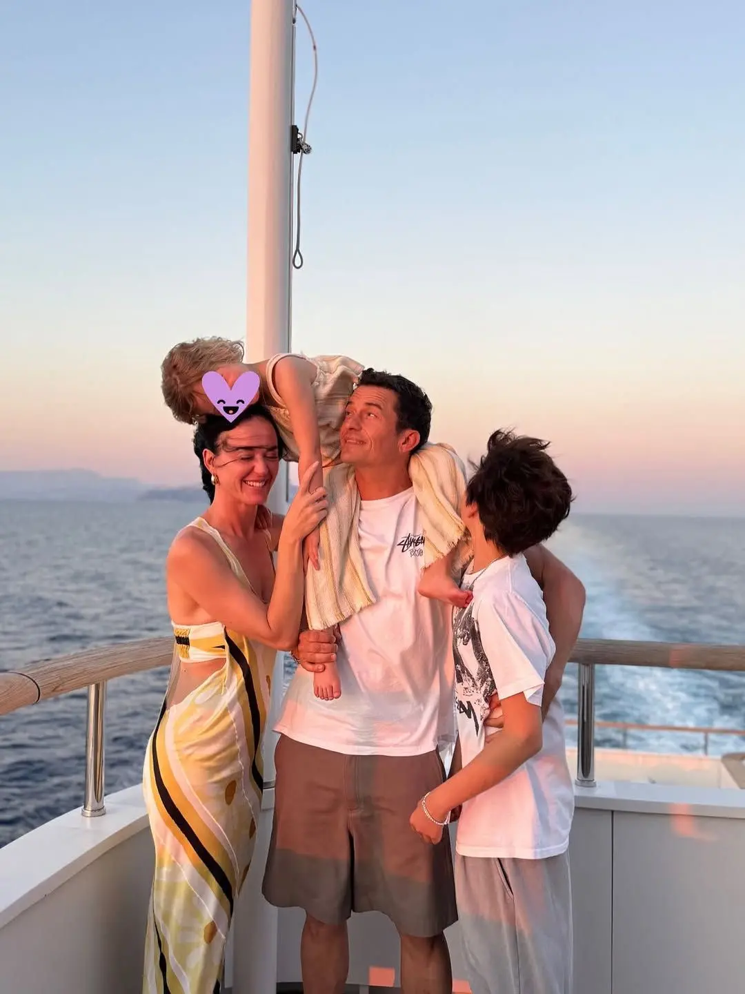 Imagem da notícia: Após separação, Orlando Bloom posta foto com filhos e Katy Perry