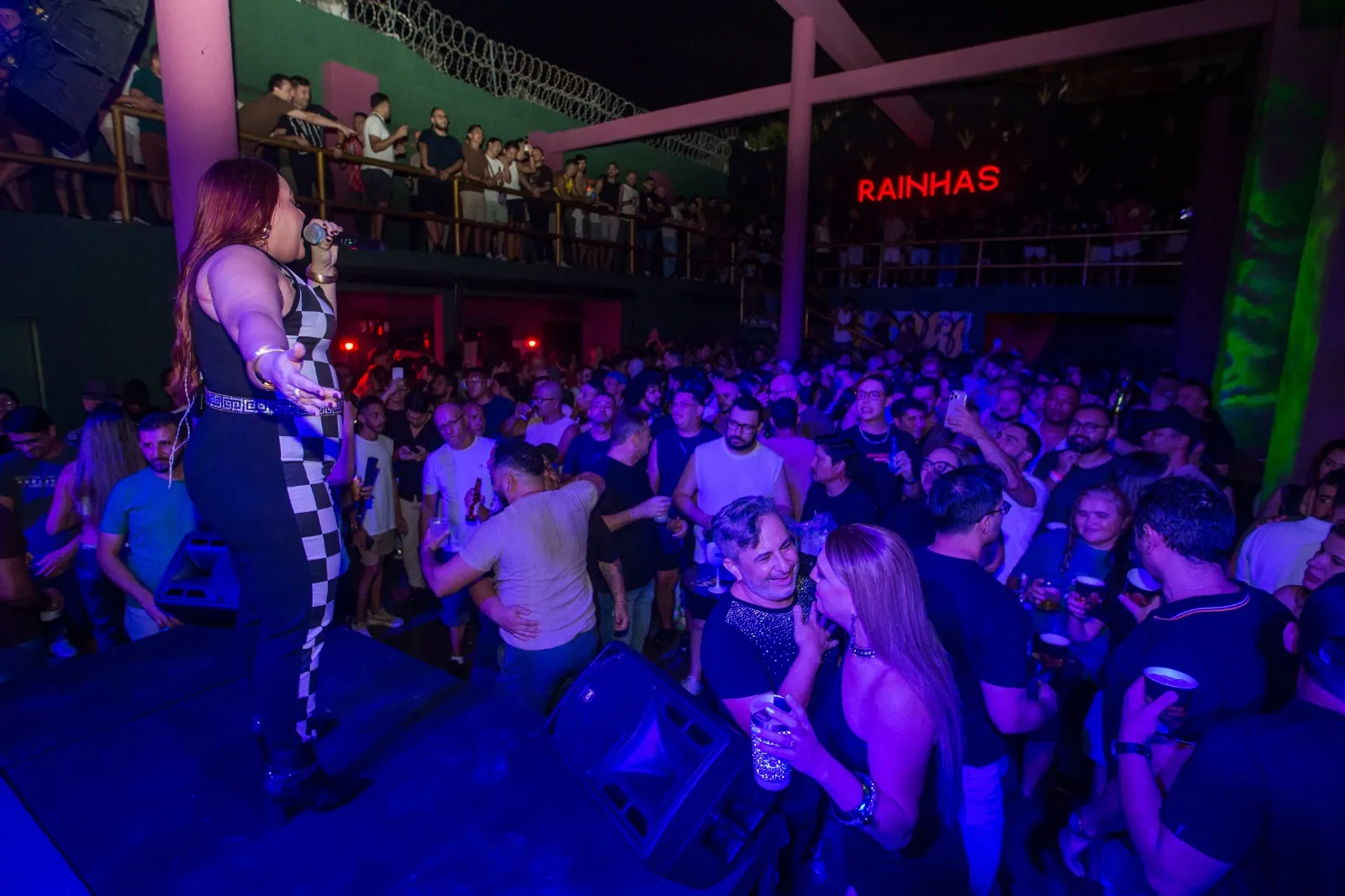 Cantora Suzy Navarro se apresenta na Pista Mundo da nova Valentina