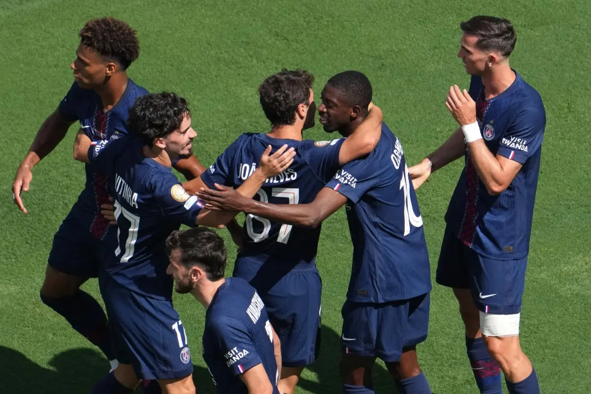 Foto de jogadores do PSG comemorando gol durante partida