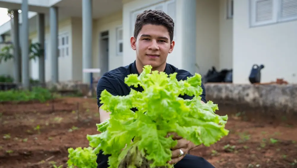 Imagem da notícia Da zona rural, egresso da melhor escola pública do CE ‘percorre’ 480km e realiza sonho de ser universitário