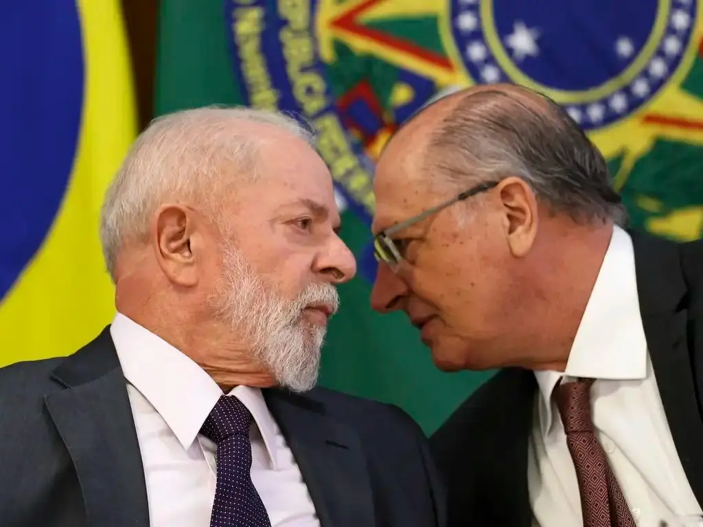 Imagem da notícia: Lula convoca Alckmin para reunião de emergência após anuncio de Trump sobre tarifa de 50%