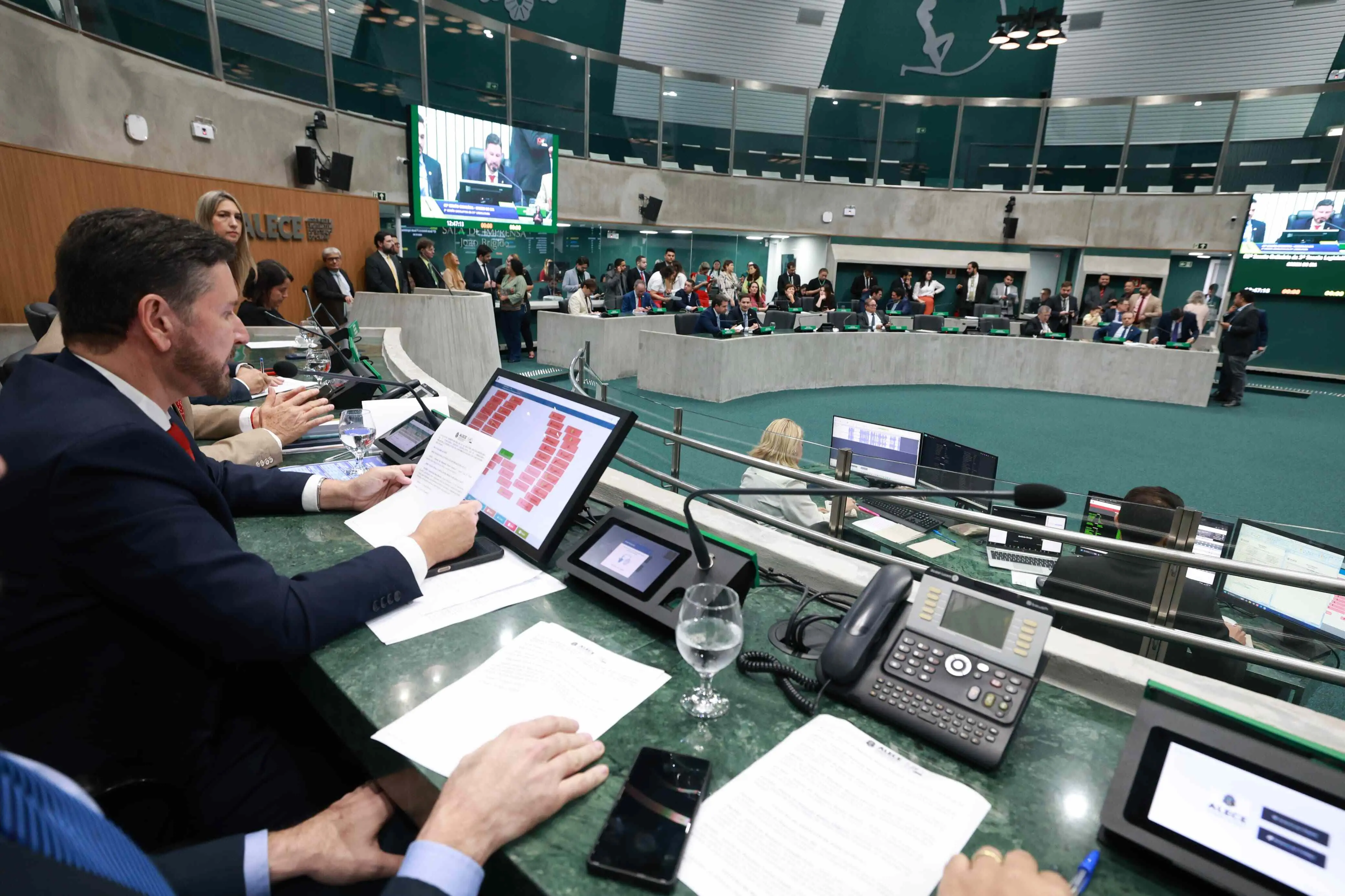 Imagem da notícia: Deputados do Ceará aprovam manifesto contra carta de Trump a Lula: 'Ameaça à soberania brasileira'