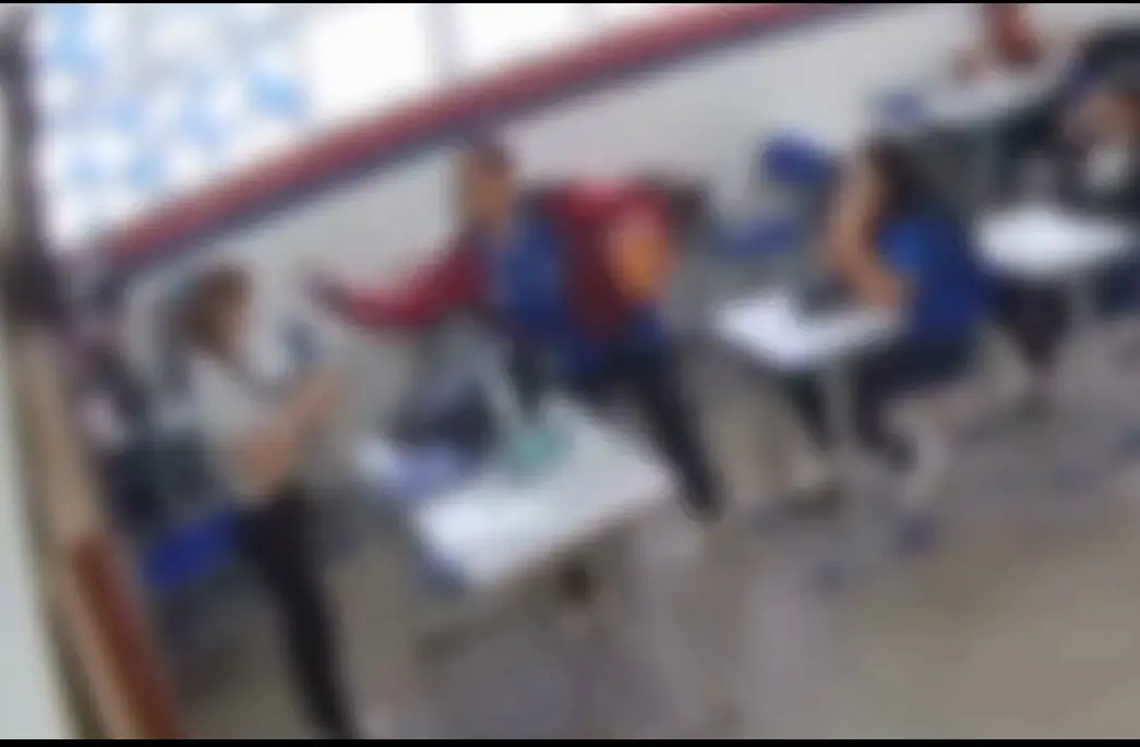 Foto do momento em que aluno dá tapa no rosto de professora durante aula, na Bahia