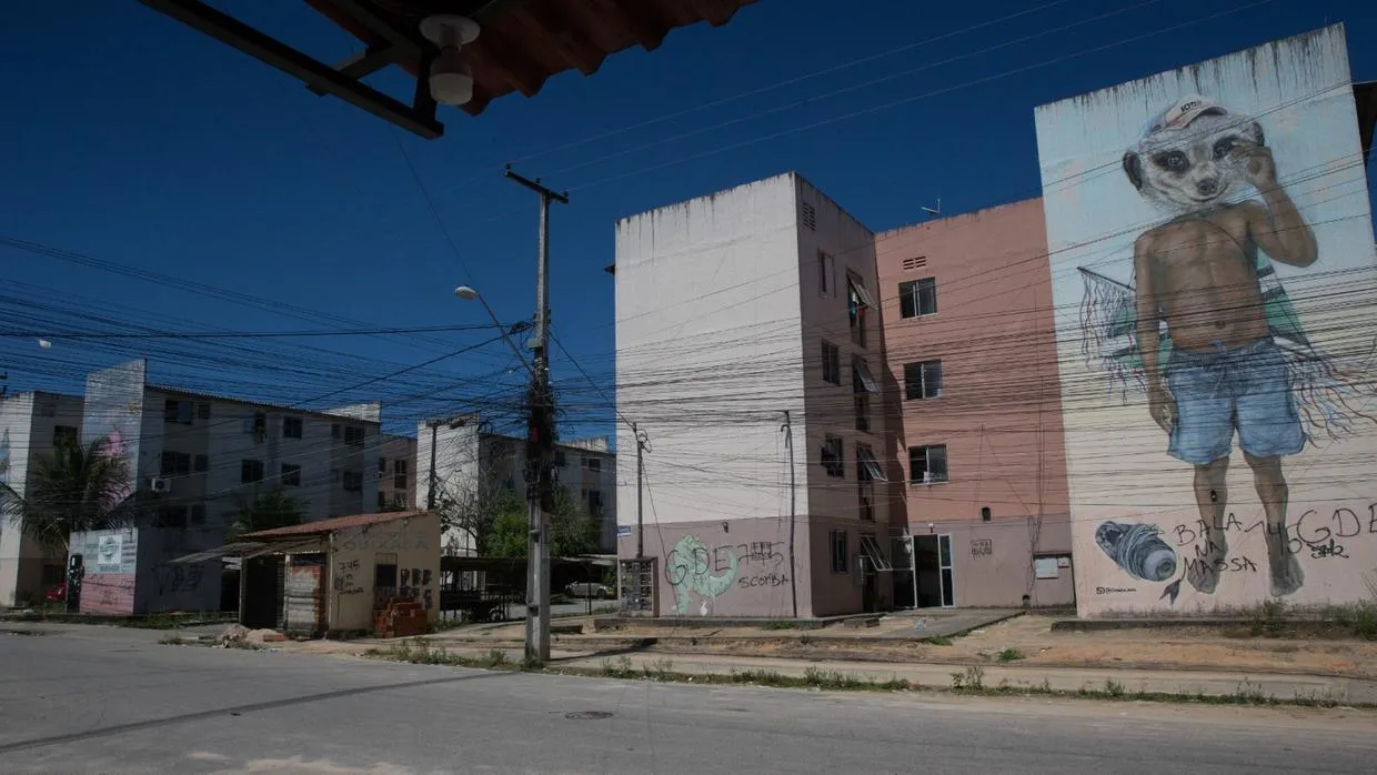 Pichações de facções criminosas são vistas em prédios do Residencial José Euclides Ferreira Gomes, no bairro Jangurussu, em Fortaleza