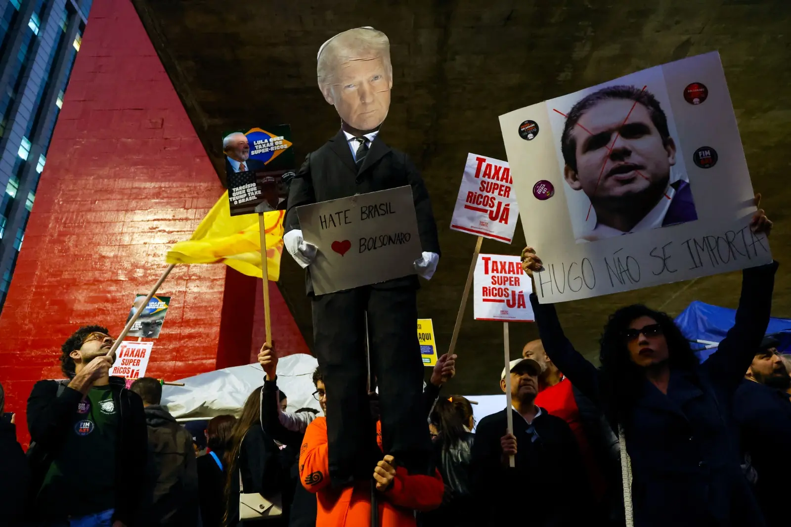 Imagem da notícia: Manifestantes queimam boneco de Trump em protesto contra taxação dos EUA na Avenida Paulista
