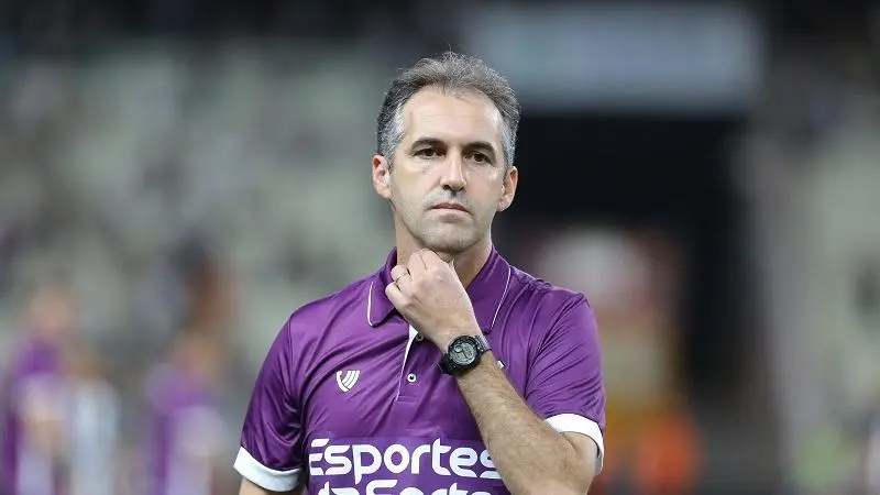 Imagem da notícia Ex-técnico Léo Condé se despede do Ceará e lamenta rebaixamento para a Série B