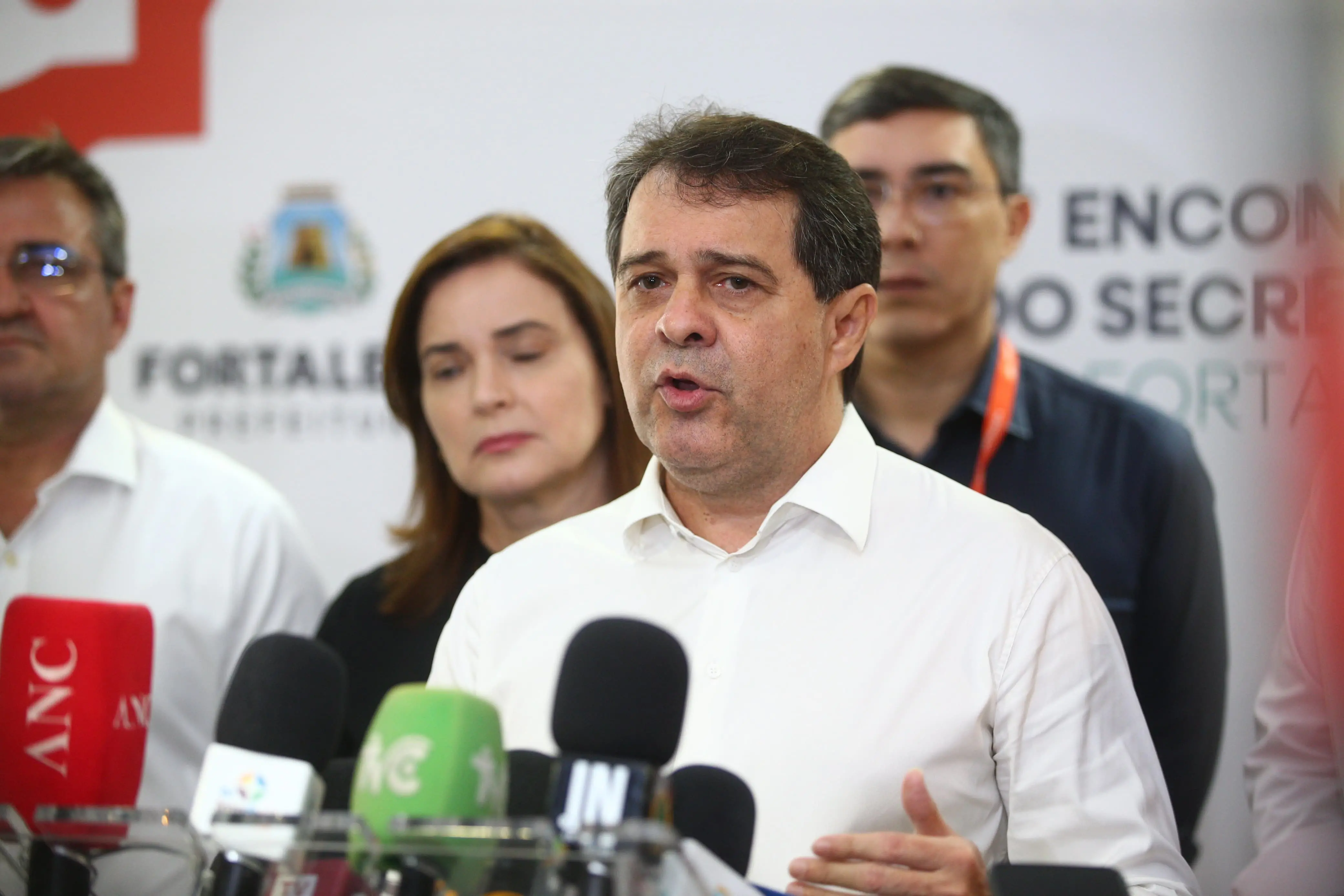 Imagem da notícia: Saúde tem ‘deficiência enorme’ e Prefeitura deve convocar 800 profissionais para a rede, diz Evandro