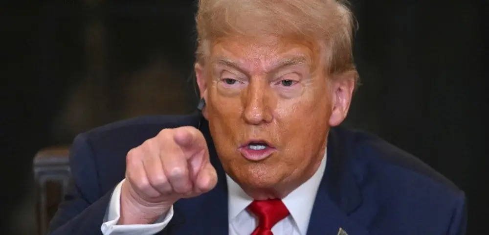Imagem da notícia Trump aplica tarifa de 30% sobre importações do México e da União Europeia