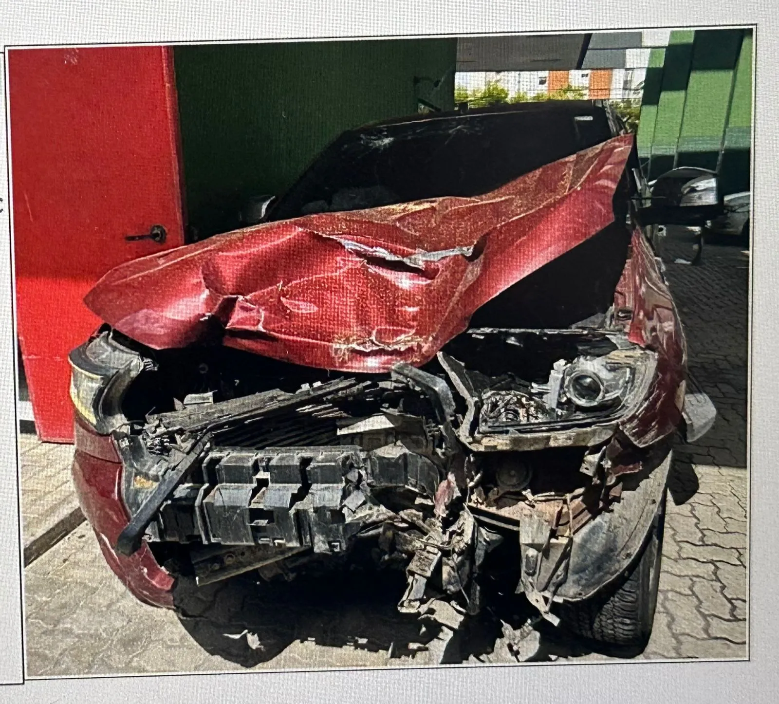 A parte frontal da caminhonete ficou destruída