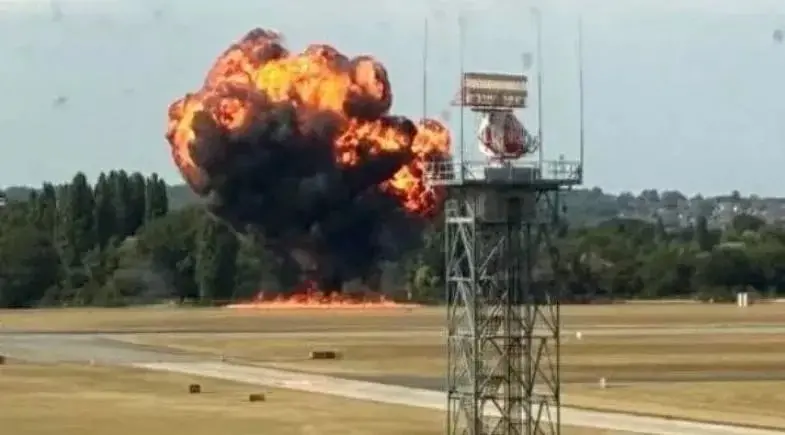 Imagem da notícia Avião de pequeno porte cai nos arredores do Aeroporto de Londres