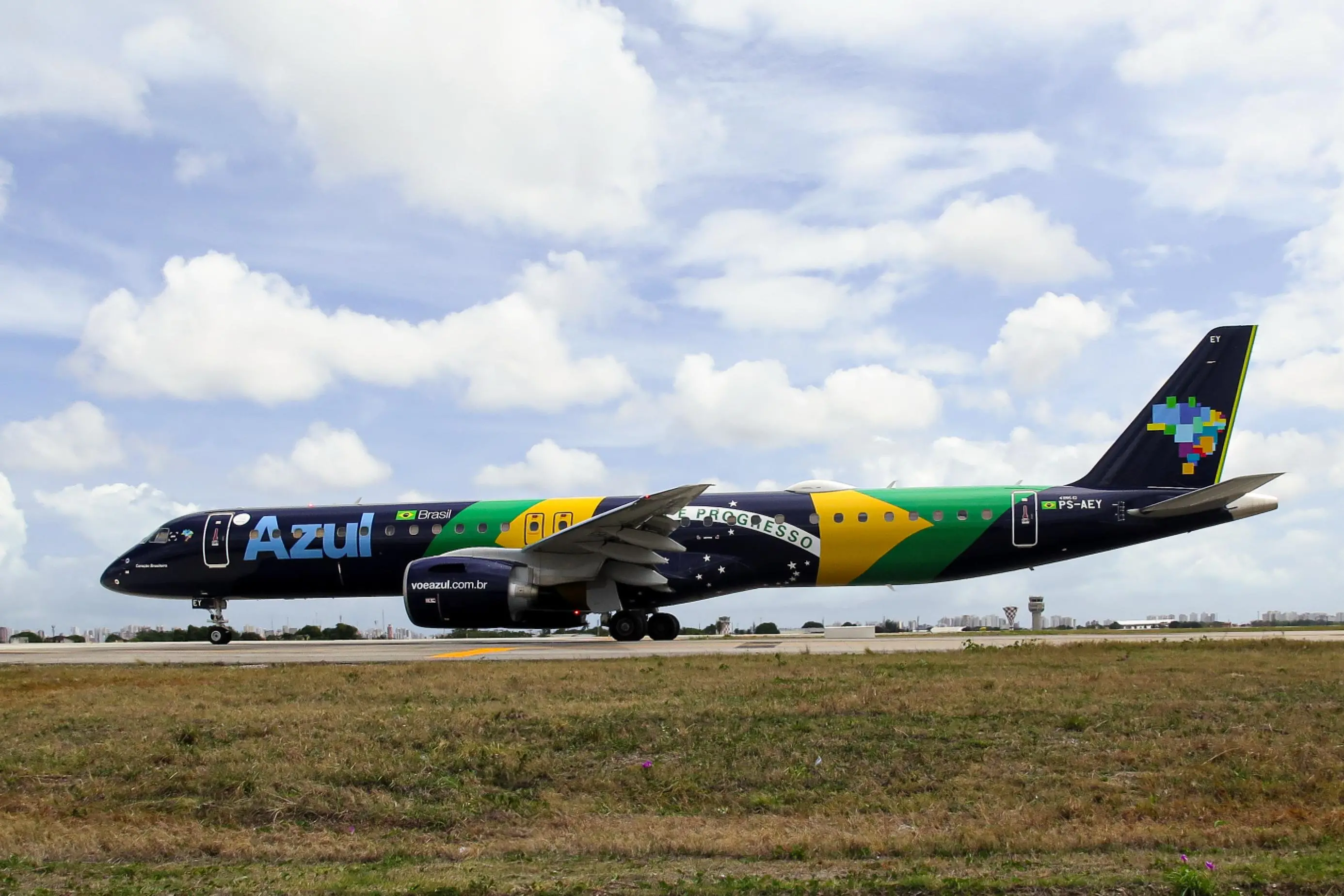 imagem mostra avião da azul taxiando no aeroporto de fortaleza