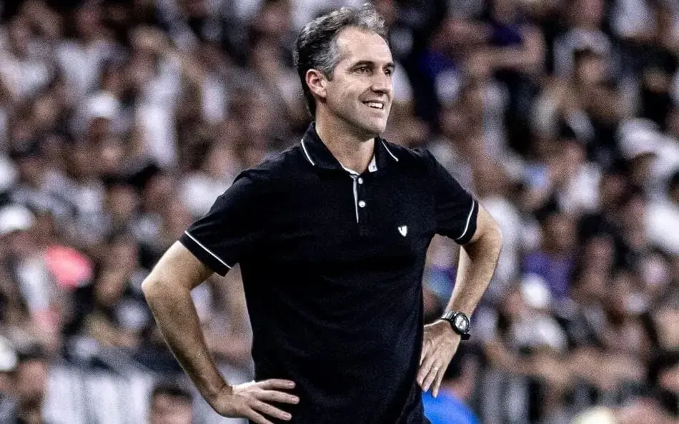 Imagem da notícia O que Léo Condé falou sobre a busca por reforços do Ceará na janela de transferência