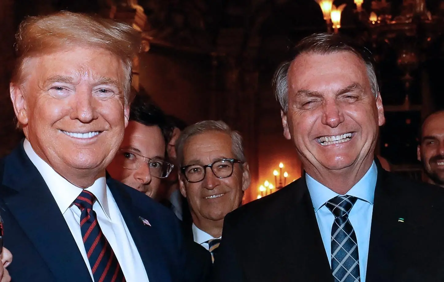 Imagem da notícia: Bolsonaro diz ser 'apaixonado' por Trump, mas nega relação com tarifaço dos EUA