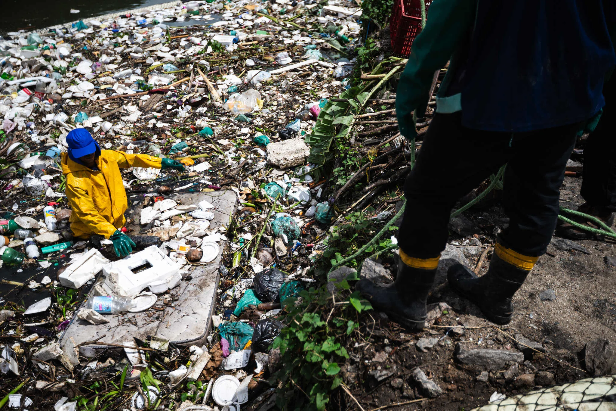Ecobarreira instalada no Riacho Severo, próximo à Rua Verona — onde os bairros Genibaú (Fortaleza) e Jurema (Caucaia) se encontram — em abril de 2024