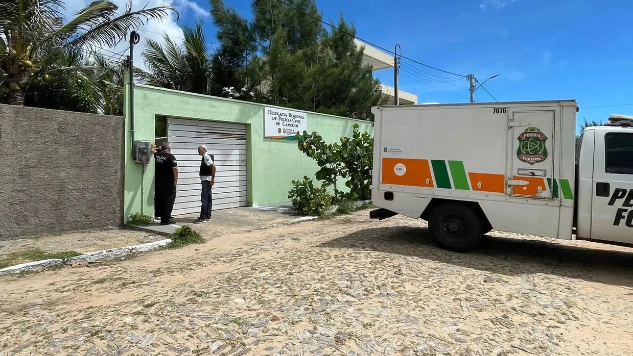 Imagem da notícia: Policial civil acusado de matar colegas em delegacia é transferido para hospital psiquiátrico no CE
