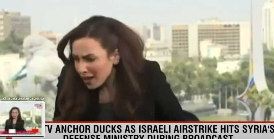 Imagem da notícia Apresentadora de TV se assusta com bombardeio israelense na Síria; assista
