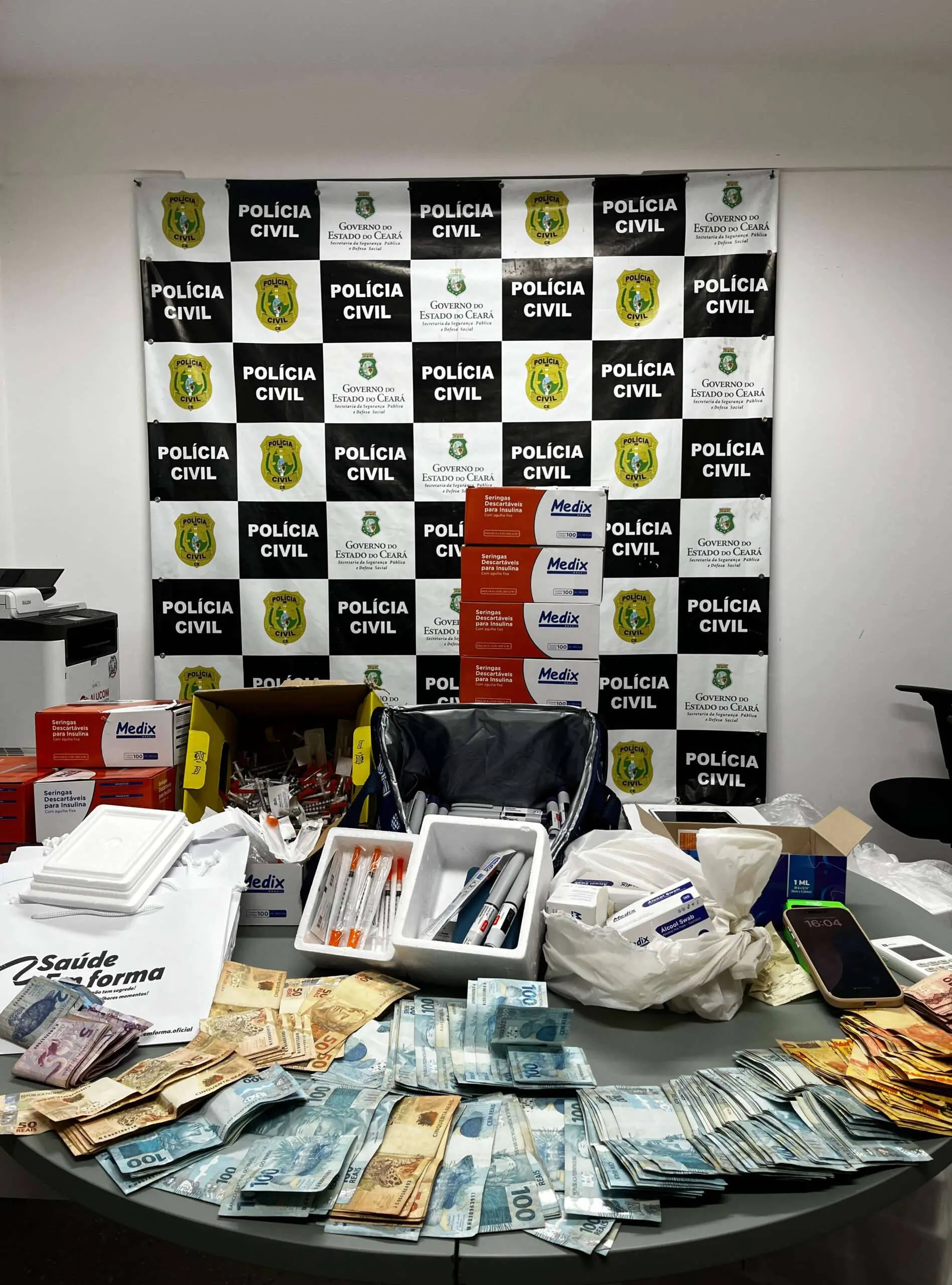 Imagem da notícia: Mulher é presa em flagrante por venda de canetas emagrecedoras em Cascavel, na Grande Fortaleza