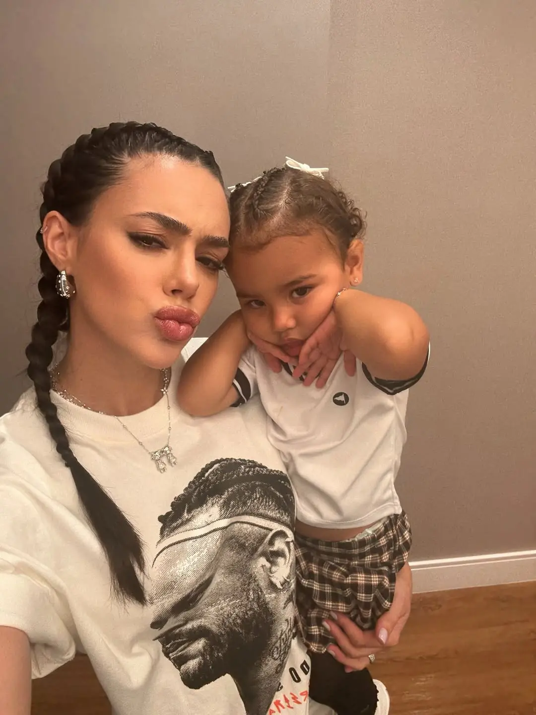 Imagem da notícia: Bruna Biancardi vai a jogo de Neymar 11 dias após dar à luz e vira alvo de comentários nas redes