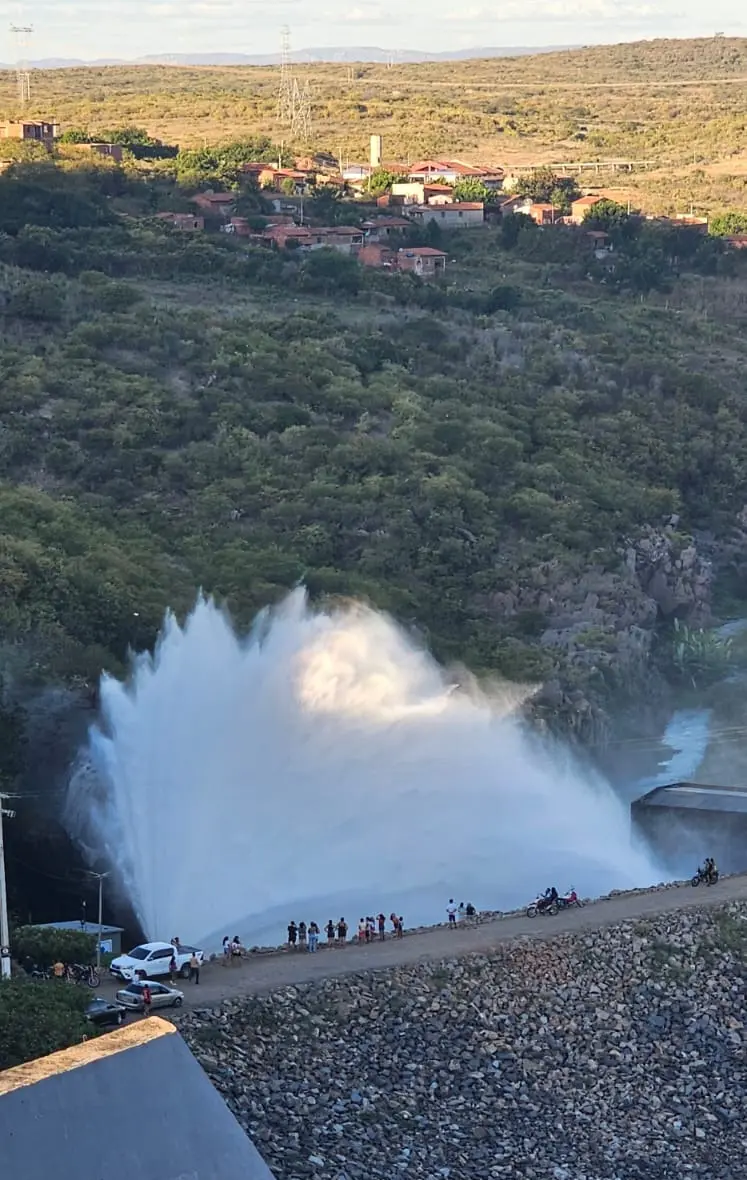 Imagem da notícia: Válvula dispersora do 'véu de noiva' do Açude Orós é reativada em nova fase de obra; veja vídeo 