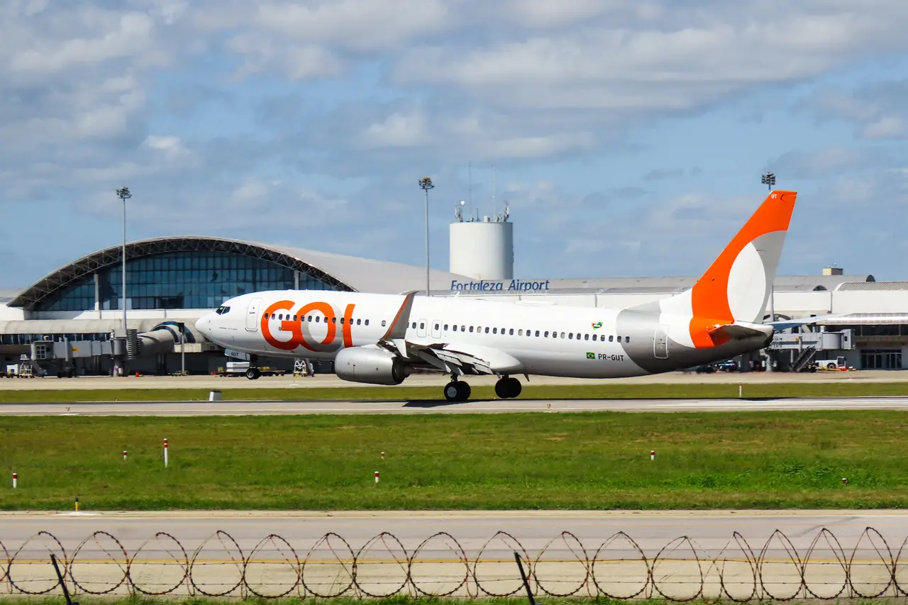 imagem de avião da gol pousando no aeroporto internacional de fortaleza