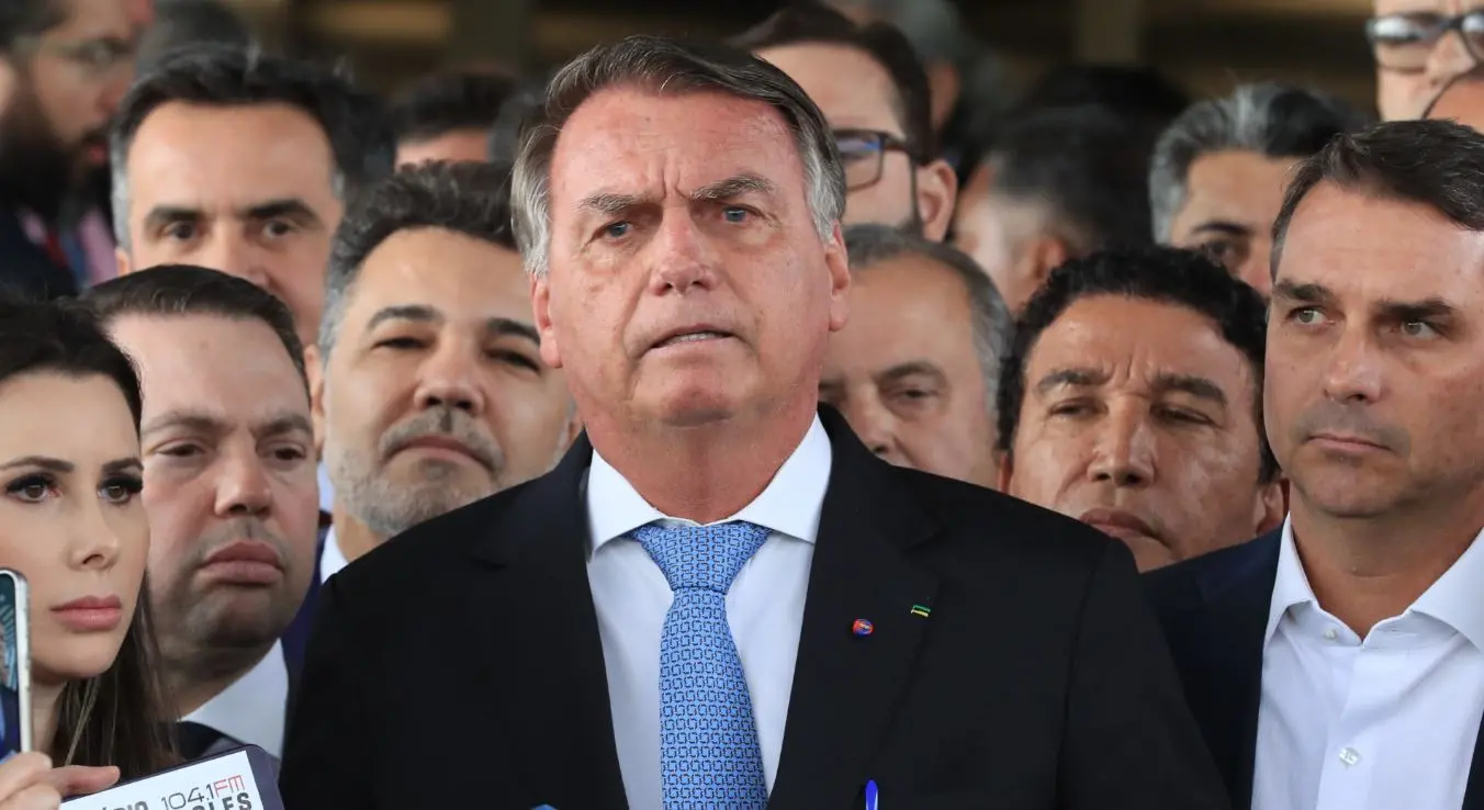 Imagem da notícia: PF apreende pelo menos 14 mil dólares na casa de Jair Bolsonaro