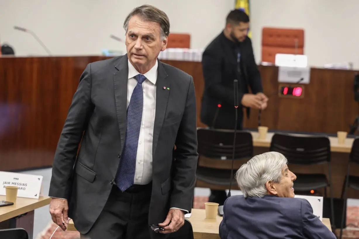 Imagem da notícia: Defesa de Bolsonaro manifesta 'surpresa e indignação' após medidas cautelares contra ex-presidente