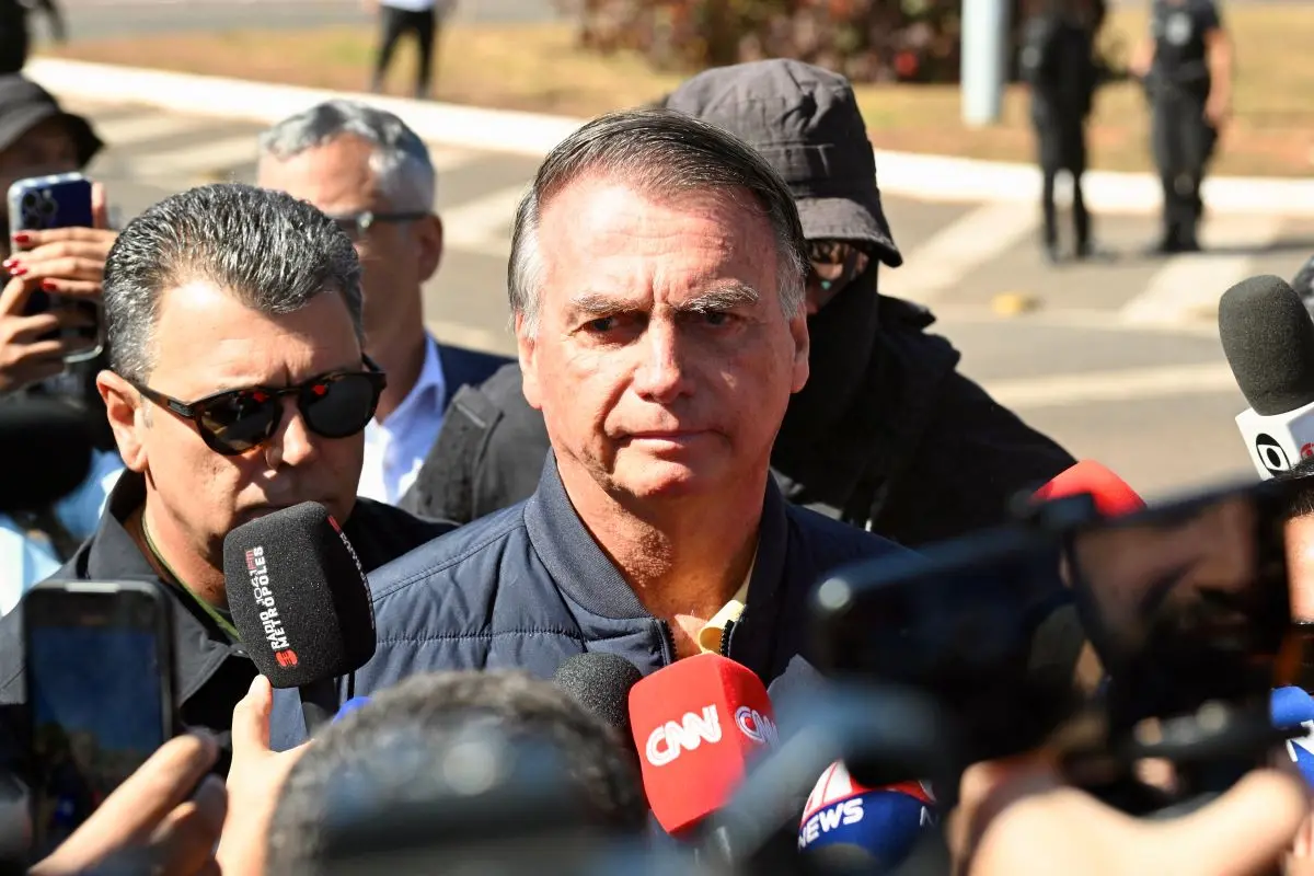 Imagem da notícia: Bolsonaro diz que 'nunca pensou em sair do Brasil' e diz que tornozoleira é 'suprema humilhação' 