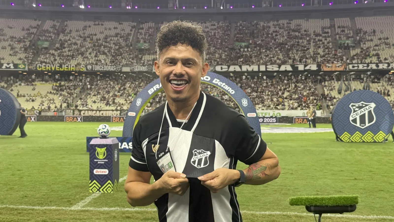 Ator Silvero Pereira vestido com a camisa do time de futebol Ceará Sporting Club