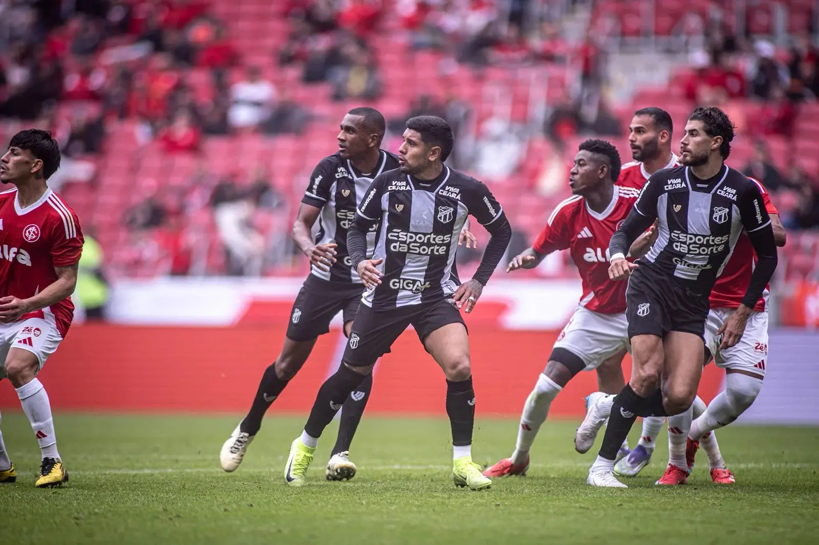 Atletas de Ceará e Internacional disputam bola