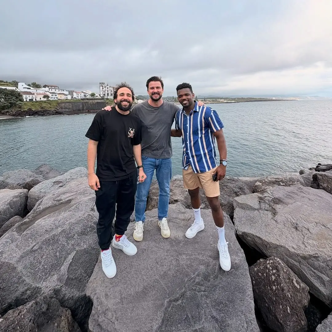 Imagem da notícia Trio de humoristas é impedido de entrar em Moçambique e tem show cancelado