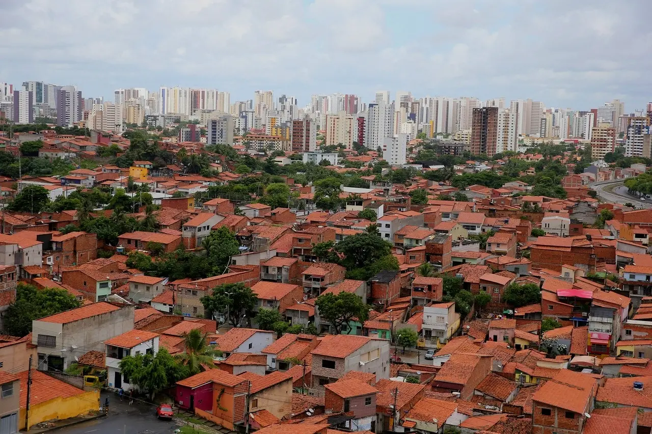 Imagem da notícia: Onde morar? Déficit habitacional atinge quase mesmo número de casas para turismo ou veraneio no CE