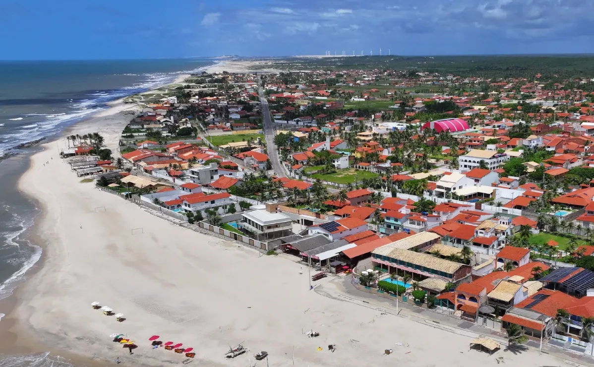 Praia da Caponga em direção à praia de Águas Belas, em Cascavel, na Região Metropolitana de Fortaleza