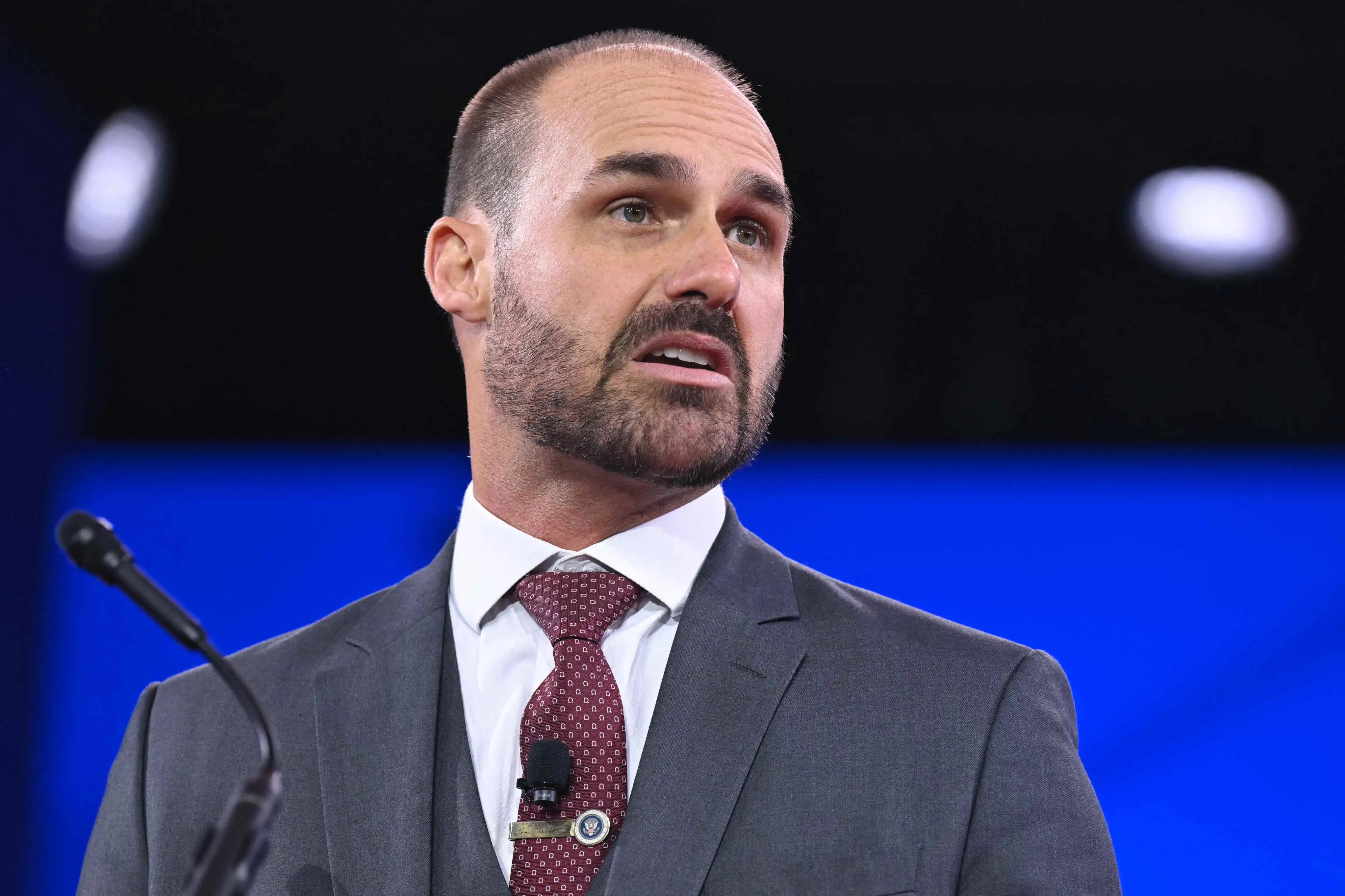 Imagem da notícia: Eduardo Bolsonaro tem bens, contas e Pix bloqueados por Alexandre de Moraes