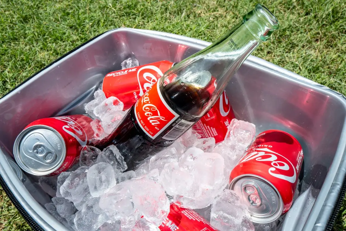 Imagem da notícia Coca-Cola lançará versão com açúcar de cana após pressão de Trump