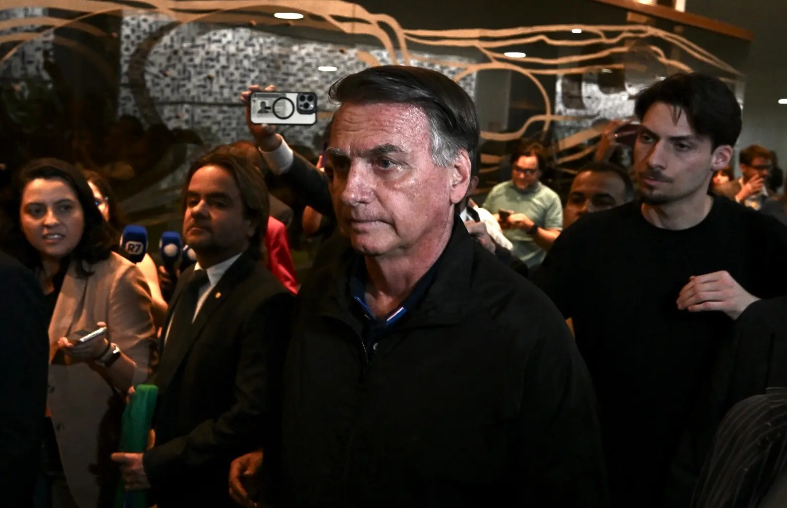 Imagem da notícia: Entenda o que acontece após Bolsonaro responder ao STF e se ex-presidente pode ser preso