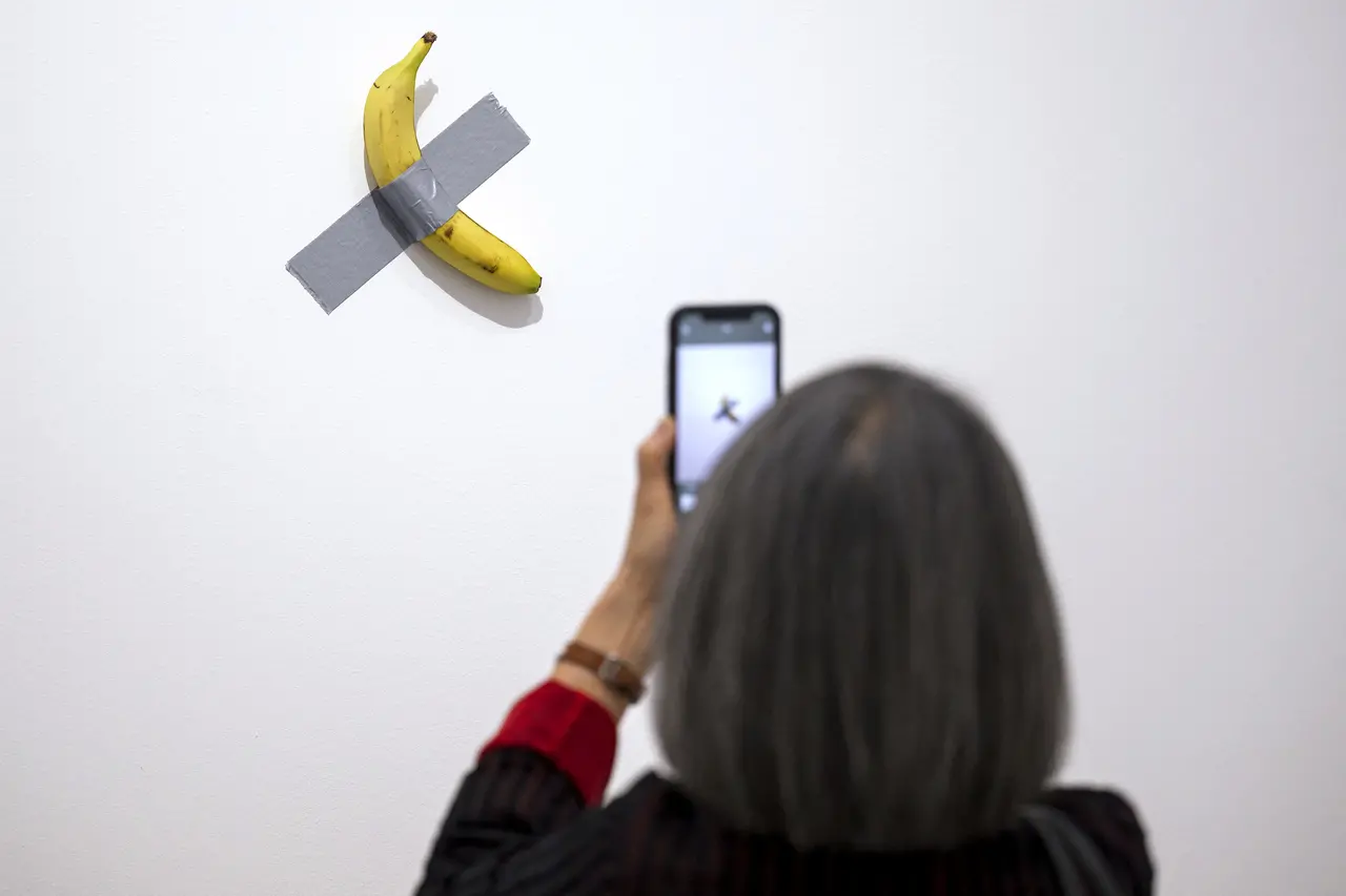 Imagem da notícia Visitante come banana de obra de arte avaliada em R$ 35 milhões exposta em museu na França